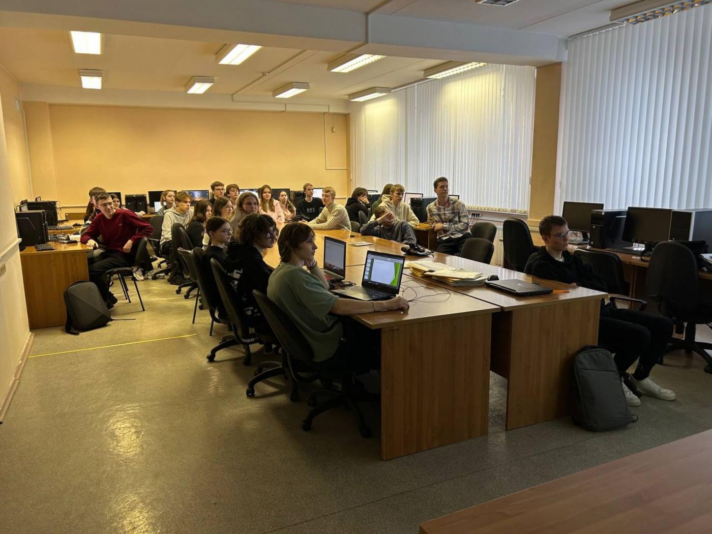 Просмотр проекта «Время выбрало нас» со студентами ИПФ